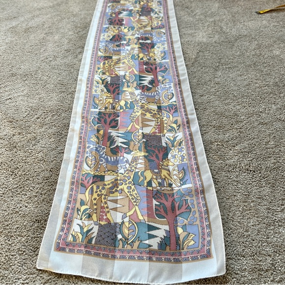 Flora and Fauna Scarf - Picture 3 of 7